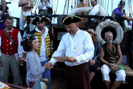 Předávání denního rozkazu oddílové důstojnici dětí na táboře na LA GRACE. Foto: Archiv La Grace.